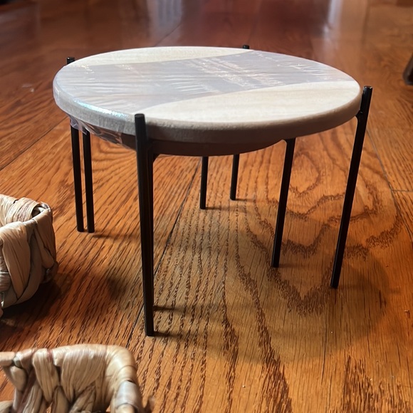 NEW BUNDLE OF STORAGE ITEMSz. 3 woven trays and 2 sets of decor stands - Picture 3 of 6